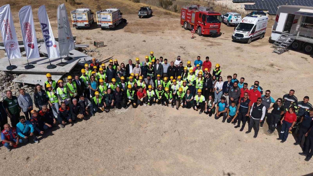 Elazığ’da Gerçekçi Deprem Tatbikatı: Genç Gönüllüler Arama-Kurtarma Eğitimi Aldı