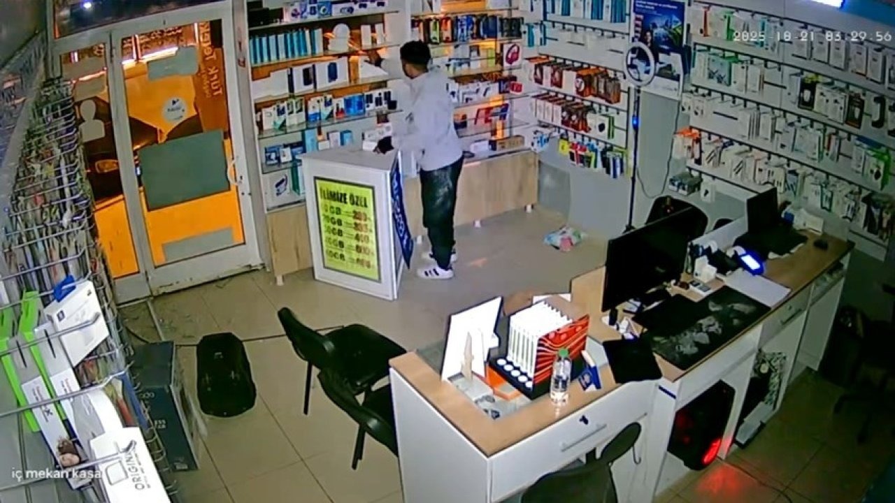Elazığ&#039;da Pişkin Hırsız Kamerada: Telefoncu Dükkanından 60 Bin Liralık Malzeme Çaldı