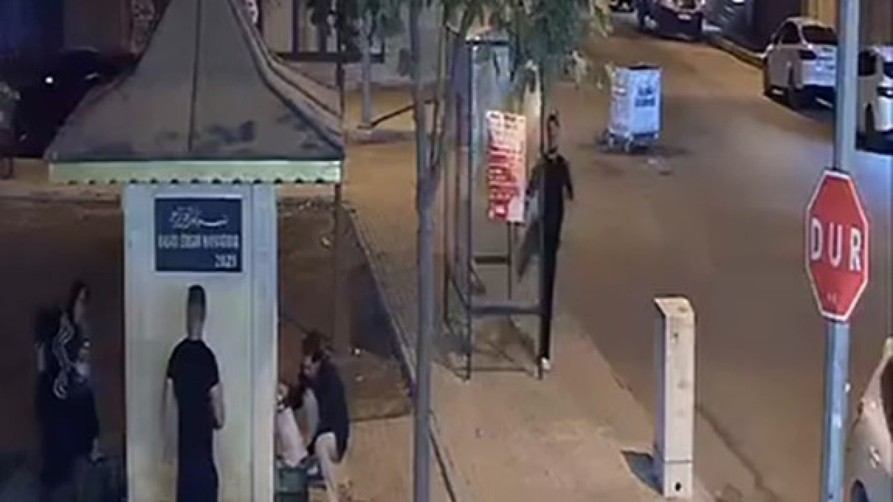 Elazığ&#039;da Vandalizm: Bir Kişi Otobüs Durağının Camını Tekmeyle Kırdı