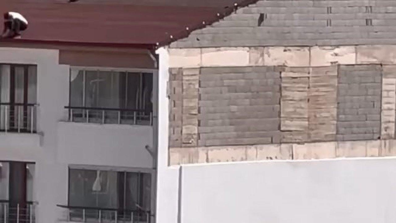 Elazığ’da Yürekleri Ağıza Getiren Görüntü: İşçiler 5 Katlı Binanın Çatısında Tedbirsiz Çalıştı