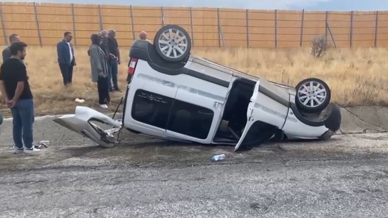 Erzincan-Gümüşhane Karayolunda Takla Atan Otomobil: 4 Kişi Yaralı