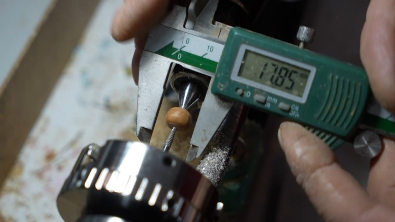 Erzincanlı Usta, Brezilya'dan Gelen Kuka Meyvesini Göz Kamaştıran Tespihlere Dönüştürüyor