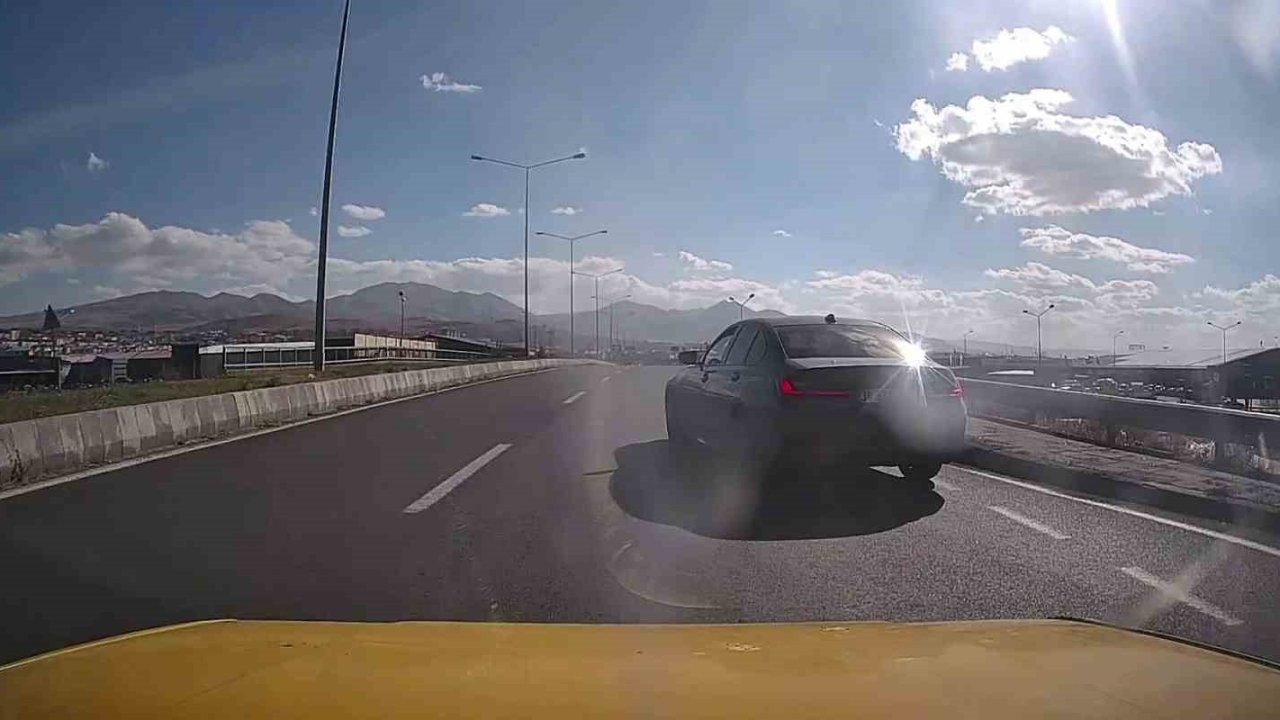 Erzurum-Artvin Karayolu&#039;nda Tehlikeli Anlar: Otomobil Kontrolsüz Şekilde Ana Yola Çıktı