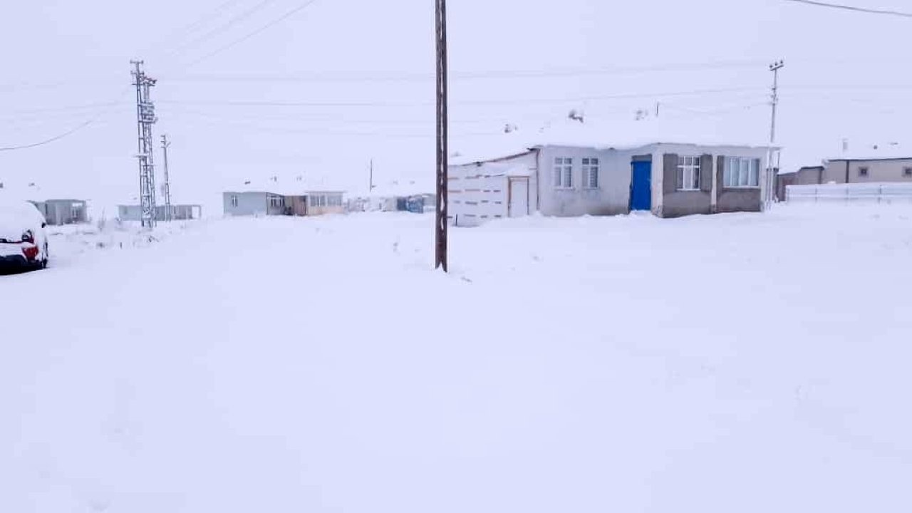 Erzurum Aşkale&#039;ye Mevsimin İlk Karı Düştü: İlçe Merkezi ve Köyler Beyaza Büründü