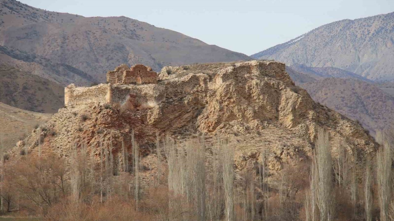 Erzurum Oltu’daki Tarihi Kız ve Oğlan Kaleleri Definecilerin Hedefi Oldu
