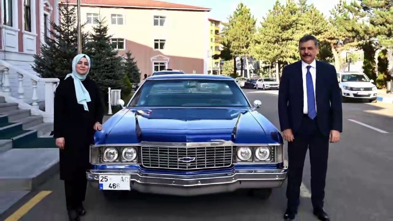 Erzurum Valisi Mustafa Çiftçi&#039;den 1974 Model Klasik Araçla Nostaljik Şehir Turu