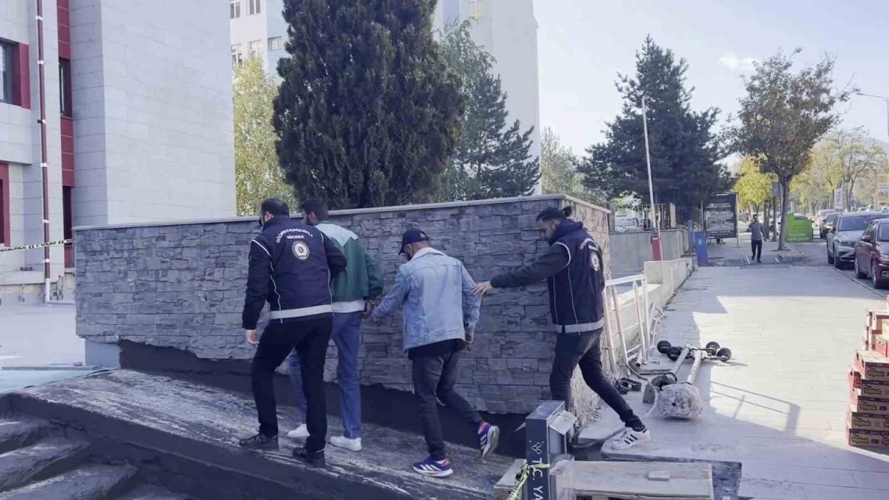 Erzurum&#039;da Göçmen Kaçakçılığı Operasyonu: 20 Göçmen Yakalandı, 3 Şüpheli Tutuklandı
