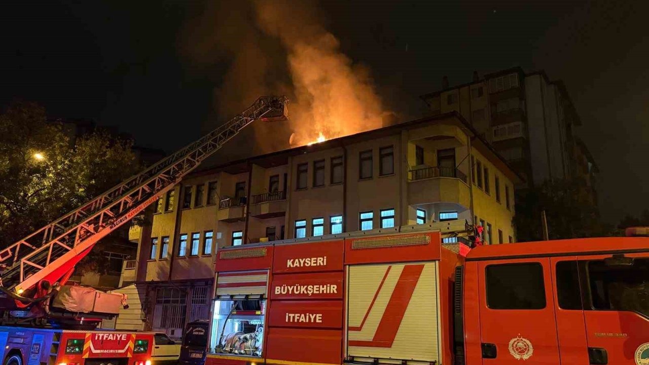 Eşi Kapıyı Açmayınca Binanın Çatısını Yaktı! Sinirli Koca Yakalandı