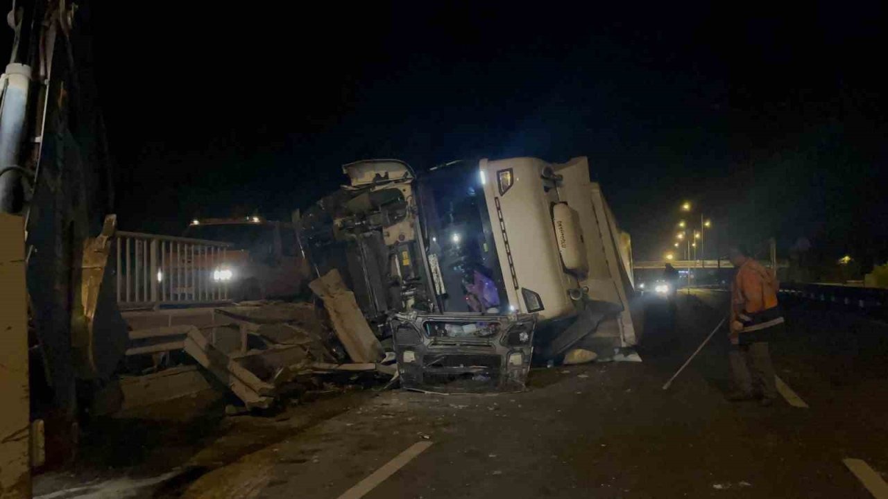 Eskişehir Çevreyolu’nda Şeker Yüklü Tır Devrildi: Bariyerleri Biçen Araç Yan Yattı, Şans Eseri Yaralı Yok