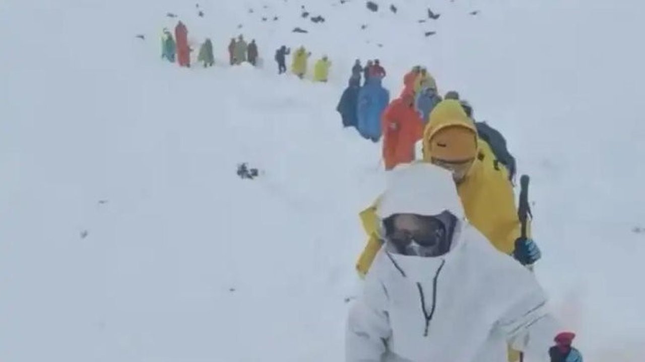 Everest’teki kar fırtınasında bin kişi dağda mahsur kaldı