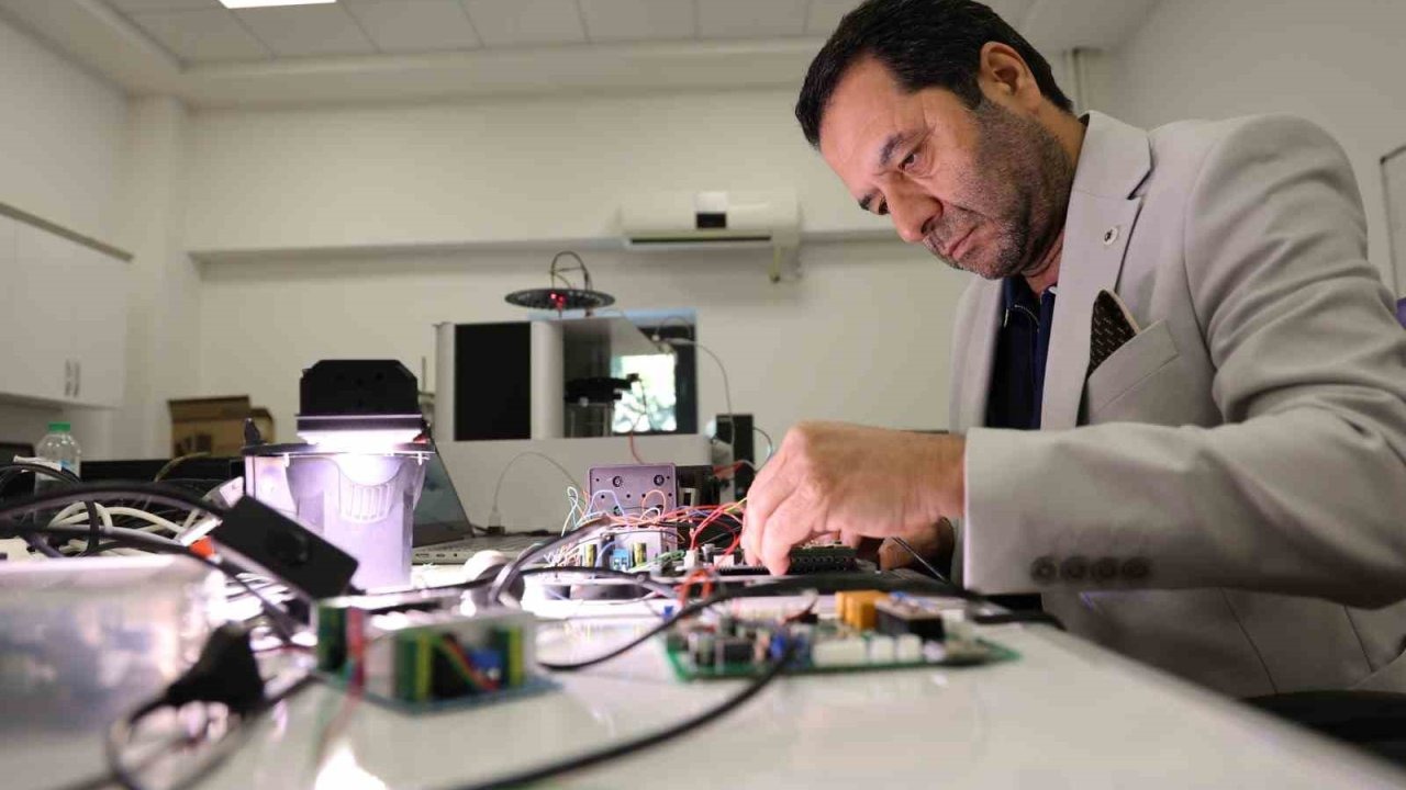 Fırat Üniversitesi’nden Milli Teknoloji Hamlesi: Işığı Dalga Boylarına Ayırabilen Yerli Monokromatör Üretildi!