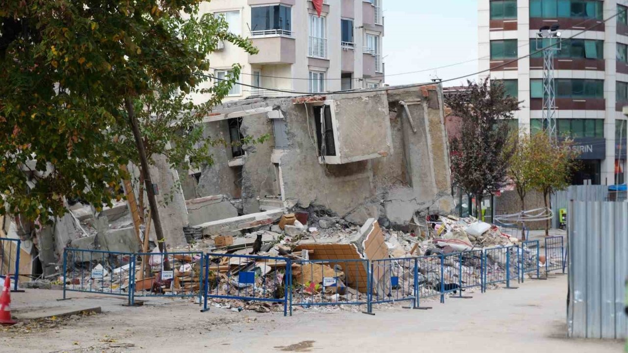 Gebze&#039;de Yıkılan Binada Acı Bilanço: 4 Kişi Hayatını Kaybetti, Kızı Yoğun Bakımda