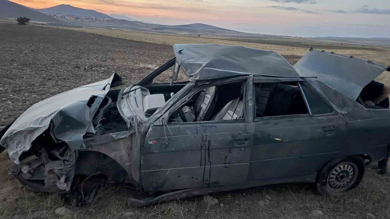 Gevaş&#039;ta Lastiği Patlayan Otomobil Kaza Yaptı: Bir Yaralı