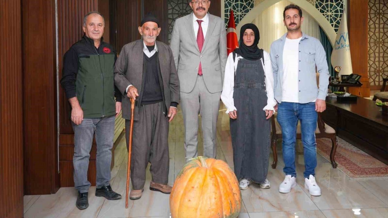 Hakkâri'de Rekor Bal Kabağı: 50,5 Kilogramlık Dev Kabak Yetiştirildi