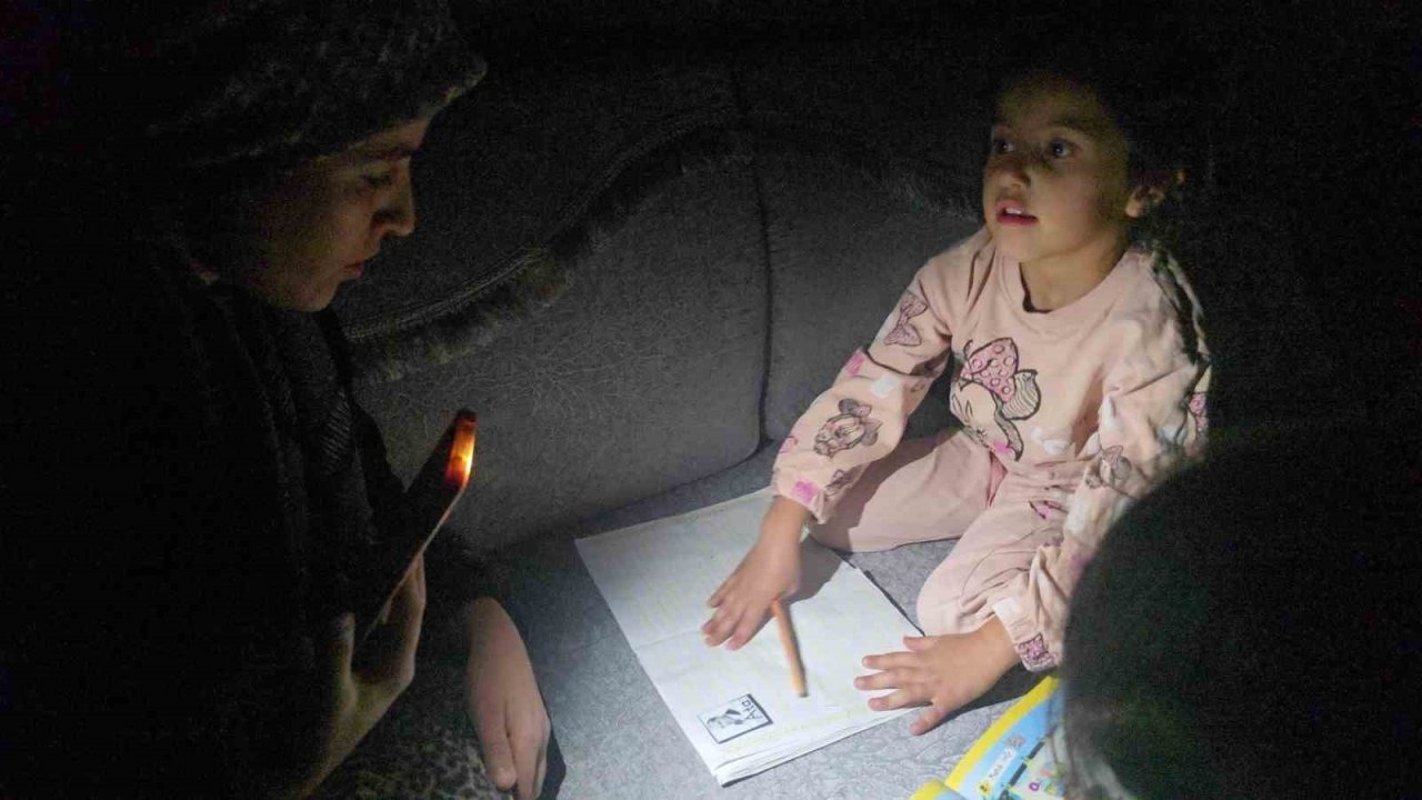 Hakkari’de Tapu Mağduriyeti: 6 Aydır Elektriksiz Yaşayan Ailenin Çocukları Telefon Işığında Ders Çalışıyor