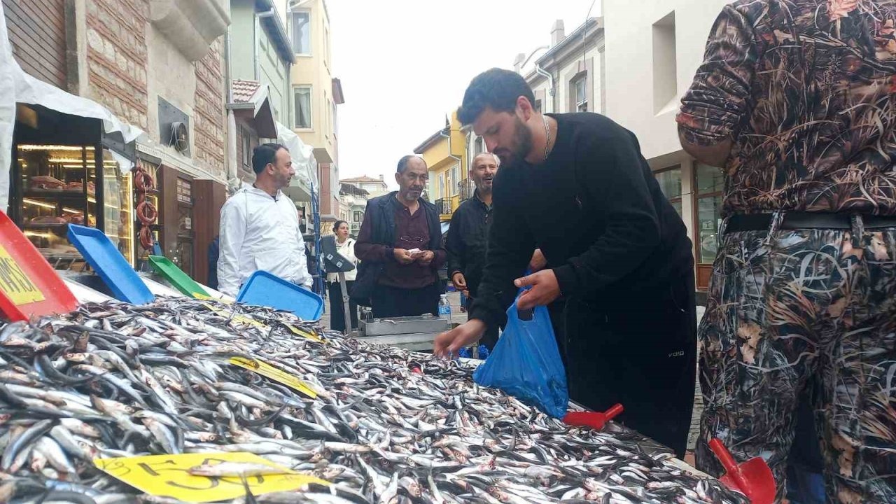Hamsi Bolluğu Fiyatları Düşürdü: Kilosu 50 Lira Olan Hamsiye Vatandaştan Yoğun İlgi
