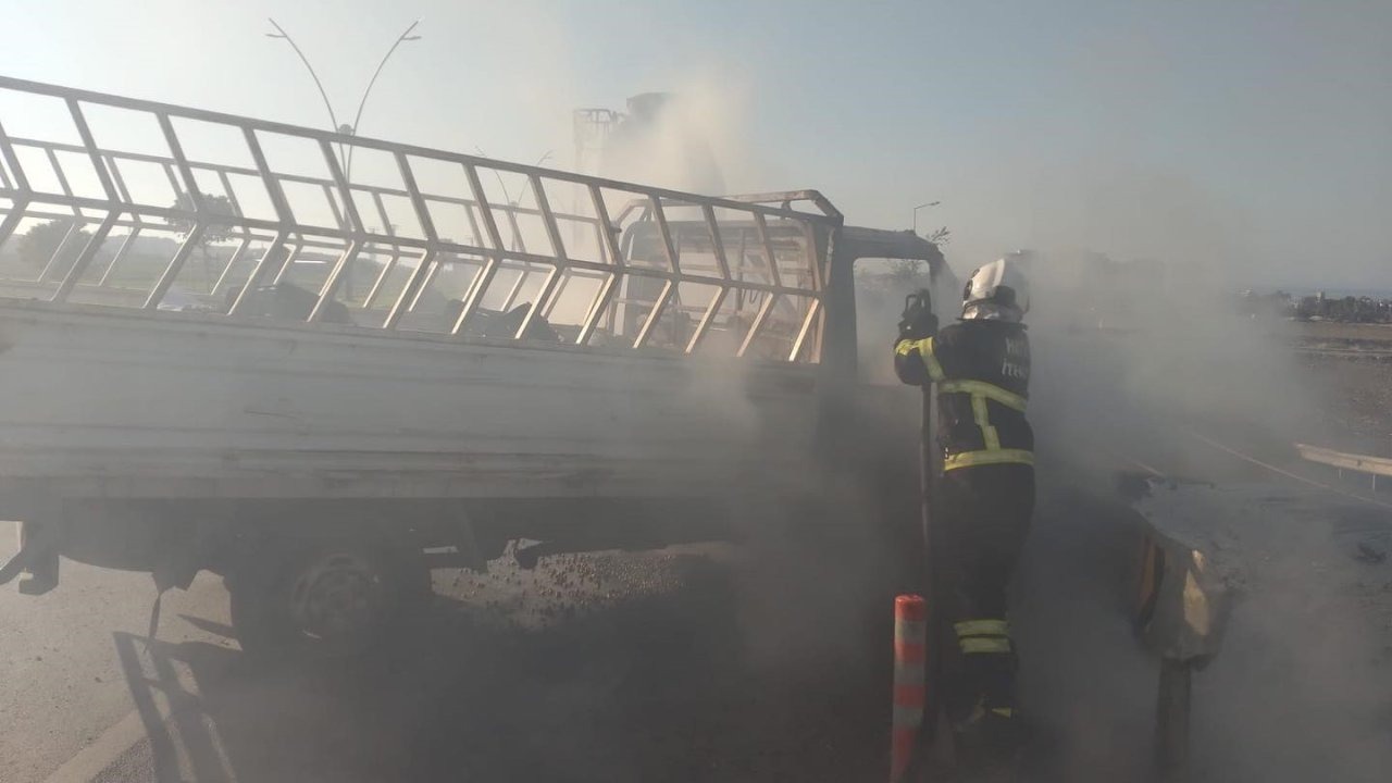 Hatay Arsuz’da Seyir Halindeki Pikap Alev Aldı: Araç Kullanılamaz Hale Geldi