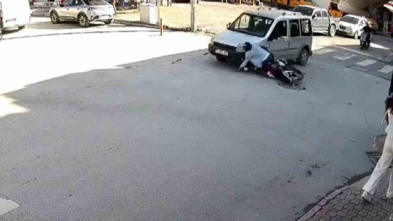 Hatay Dörtyol&#039;da Kask Hayat Kurtardı: Motosiklet Hafif Ticari Araçla Çarpıştı
