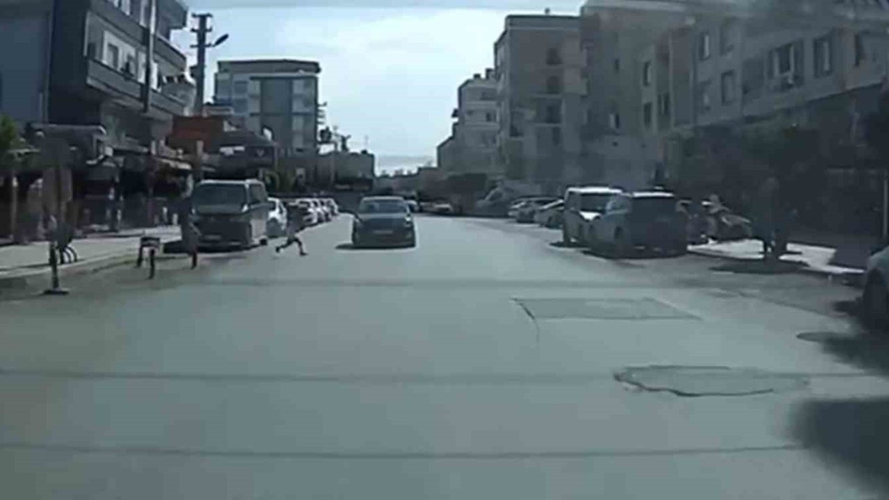 Hatay Payas&#039;ta Korkutan Kaza: Yola Fırlayan Çocuğa Çarpmamak İstedi, Karşıdan Gelenle Çarpıştı