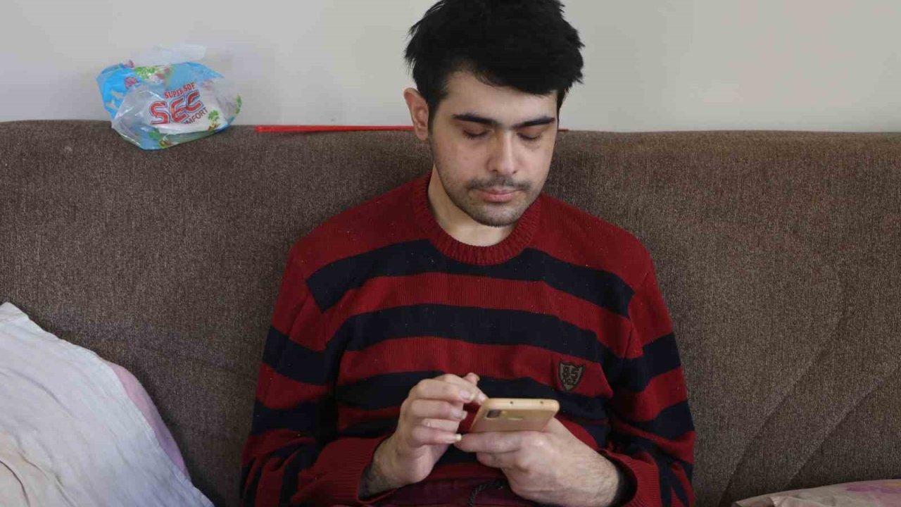 Hatay’da Deprem Travması Sonrası Telefon Bağımlısı Olan Barış Özbay’dan Ailelere Çağrı: &quot;Küçükken Çocuklara Telefon Vermeyin&quot;