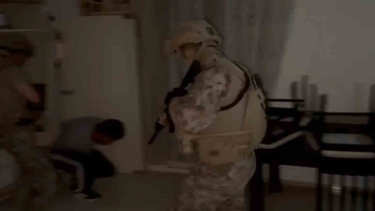 Hatay’da Film Gibi Operasyon: Duvar Arkasındaki Gizli Bölmede Saklanan 2 Hükümlü Yakalandı