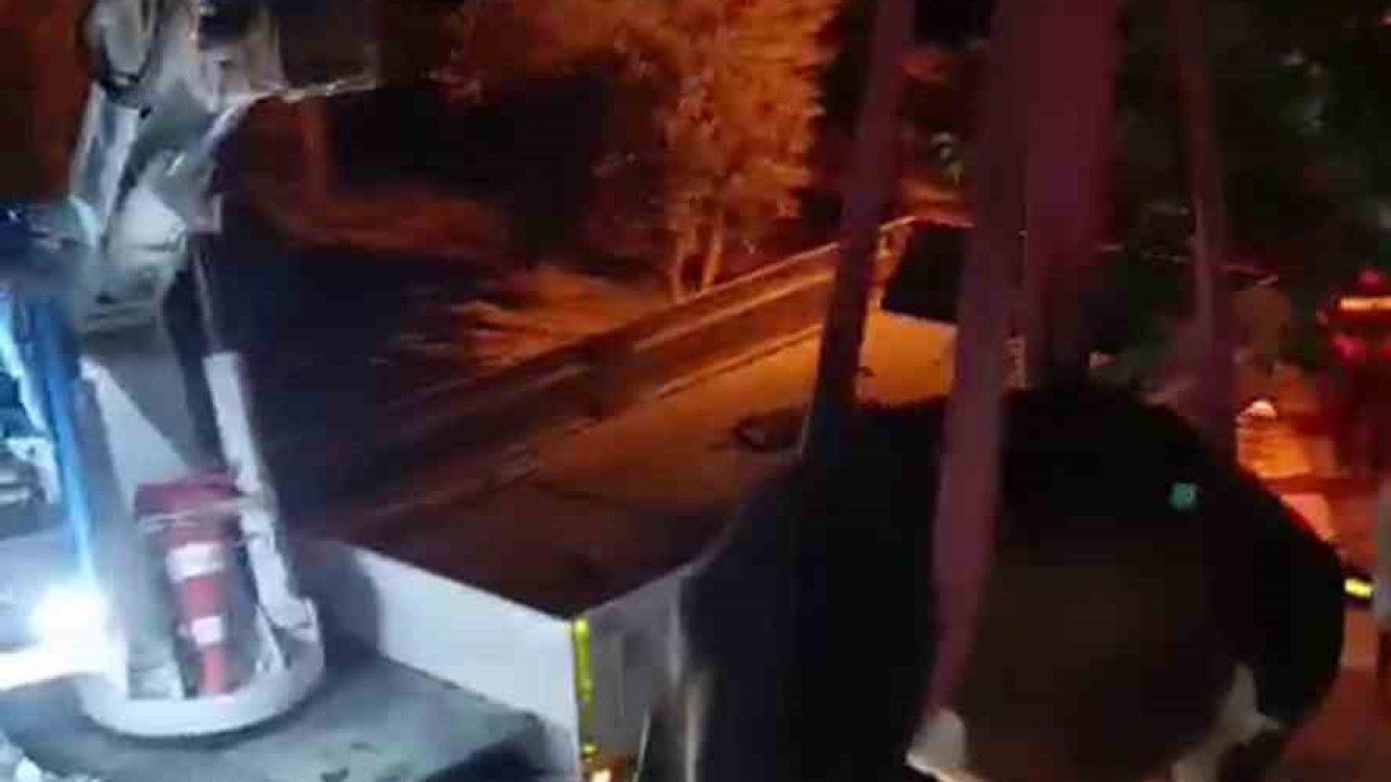 Hatay&#039;da İlginç Kurtarma Operasyonu: Dama Çıkan İnek Vinçle Kurtarıldı