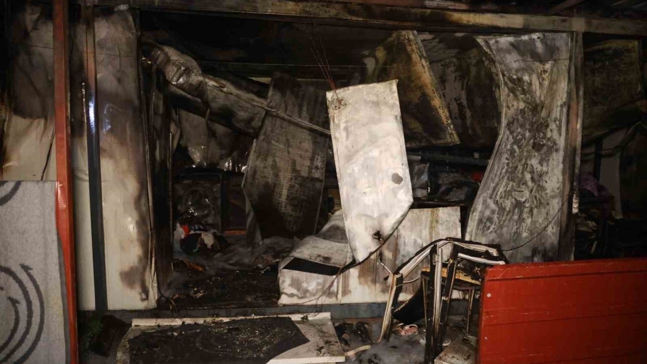 Hatay&#039;da Konteyner Yangını: Anne ve İki Çocuğu Dumandan Etkilendi