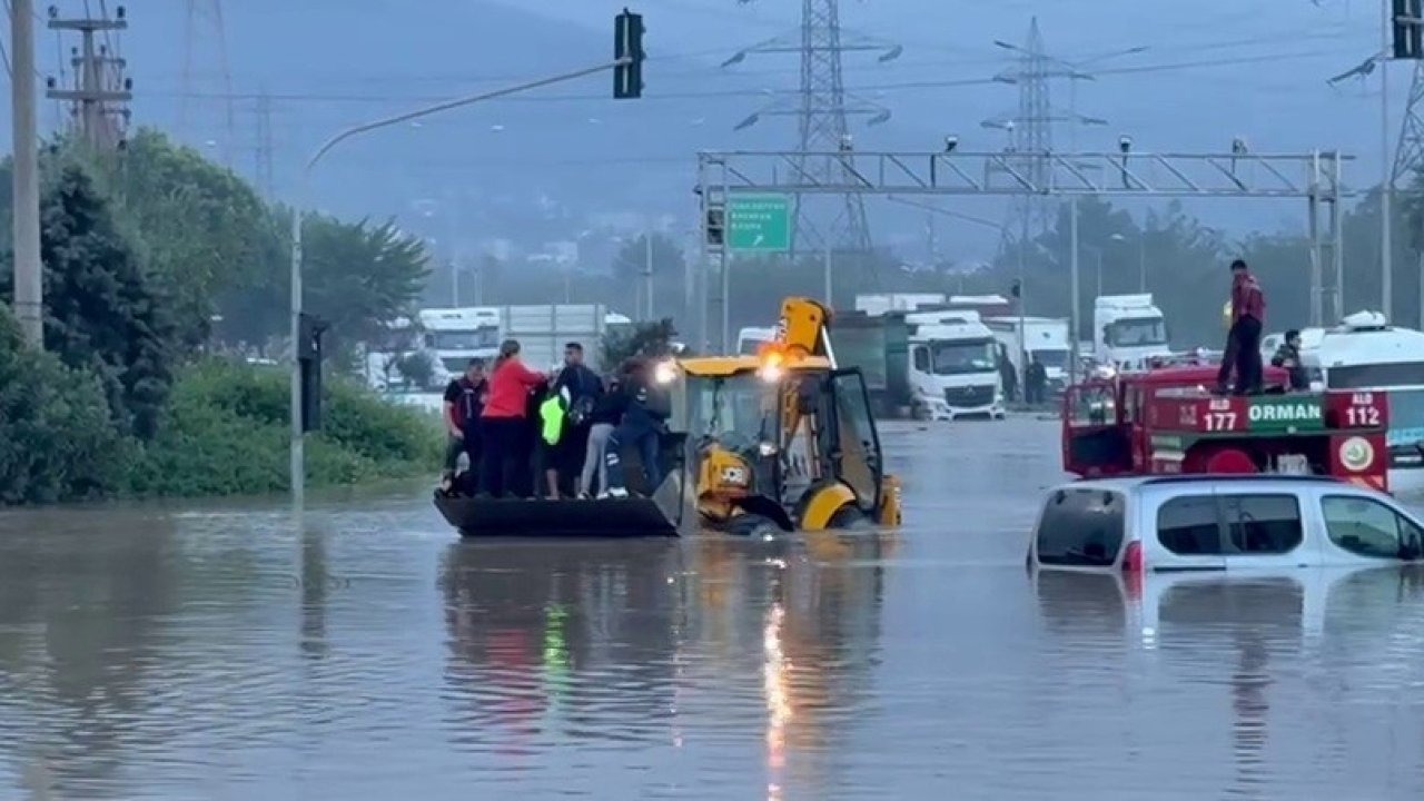 Hatay’da Şiddetli Yağış Sel Getirdi, Payas’ta Eğitime Ara Verildi: İskenderun’da Hortum Paniği