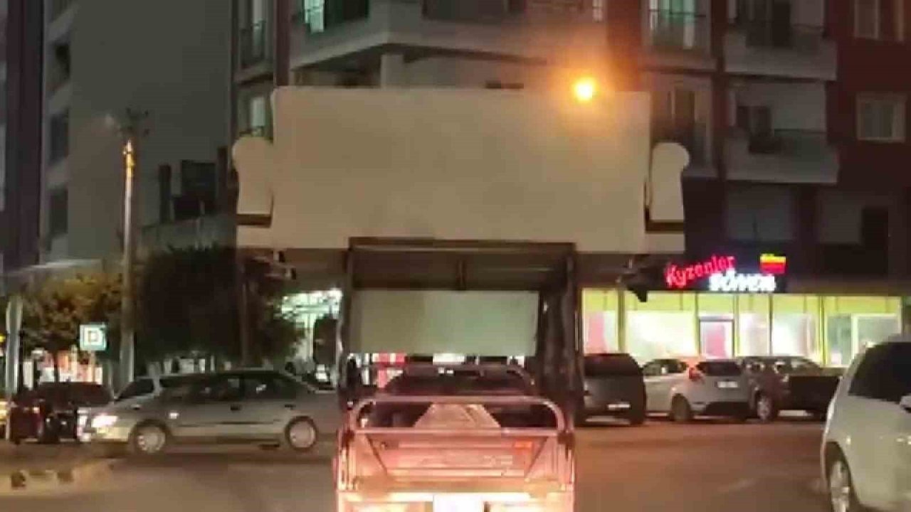 Hatay'da Tehlikeli Taşıma: Motosiklet Üzerinde Koltukla Seyir Kamerada!