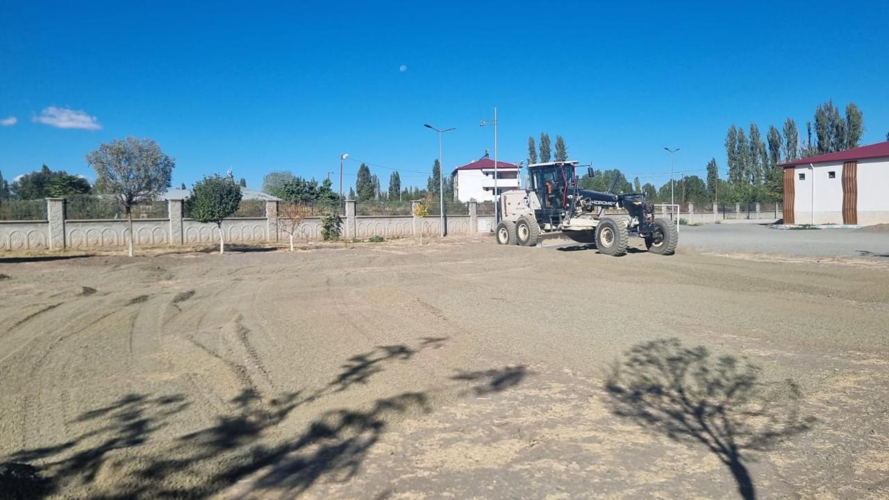 Iğdır İnönü Ortaokulu Bahçesine Yeni Spor Sahası Yapılıyor