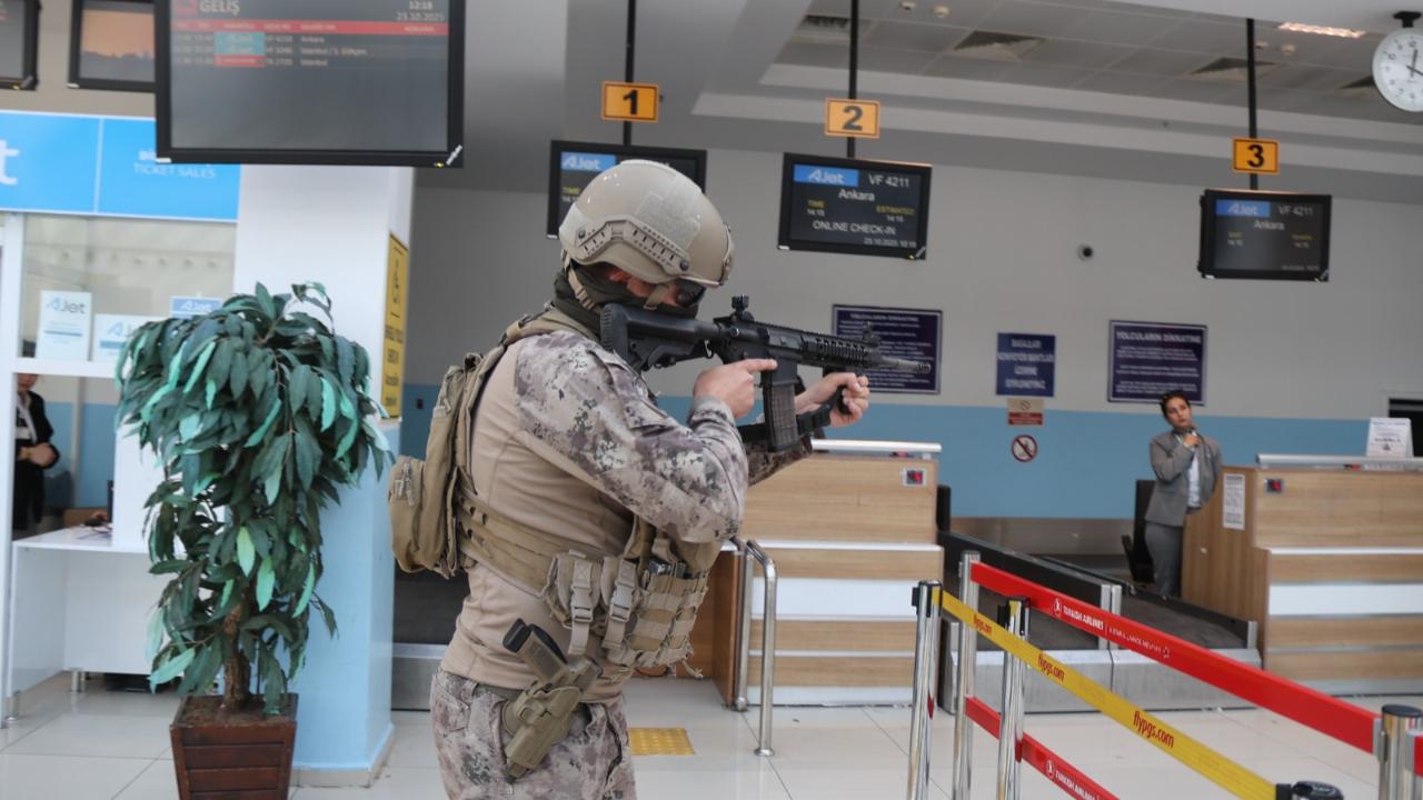 Iğdır Şehit Bülent Aydın Havalimanı’nda &quot;Patlayıcı Madde Tatbikatı&quot; gerçeğini aratmadı