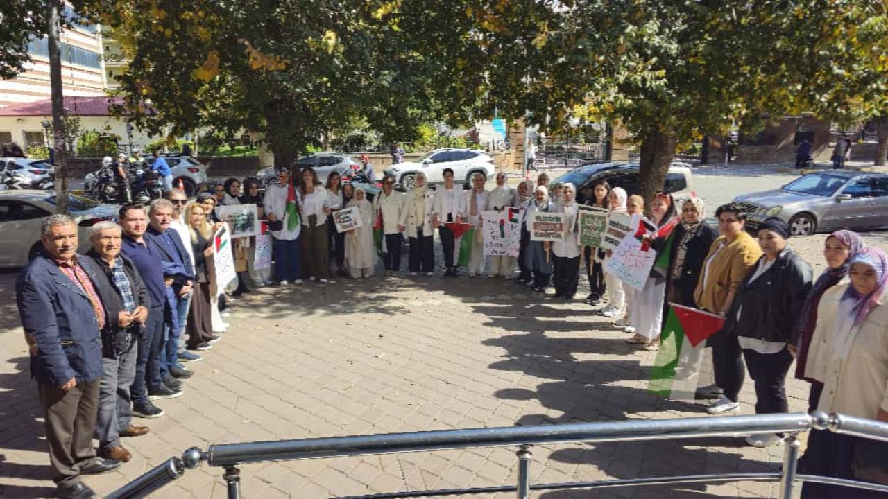 Iğdır&#039;da &quot;Gazze İçin Sessiz Çığlık&quot;: AK Parti Kadın Kolları Sessiz Zincir Oluşturdu