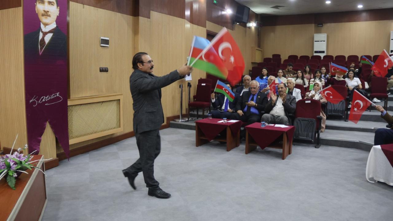 Iğdır’da “Uluslararası Dede Korkut Konferansı” Latif Ayyıldız Türküleriyle Coştu