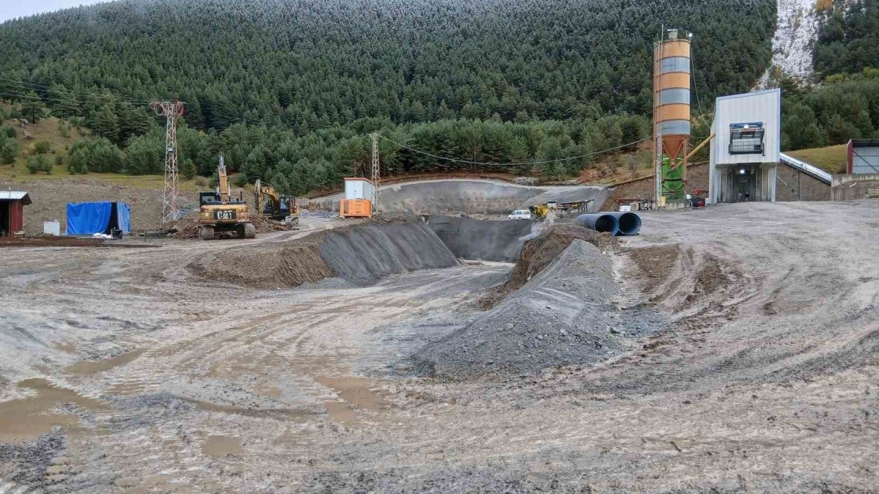 Ilgar Dağı Tüneli'nde Zorlu Koşullara Rağmen Çalışmalar Sürüyor