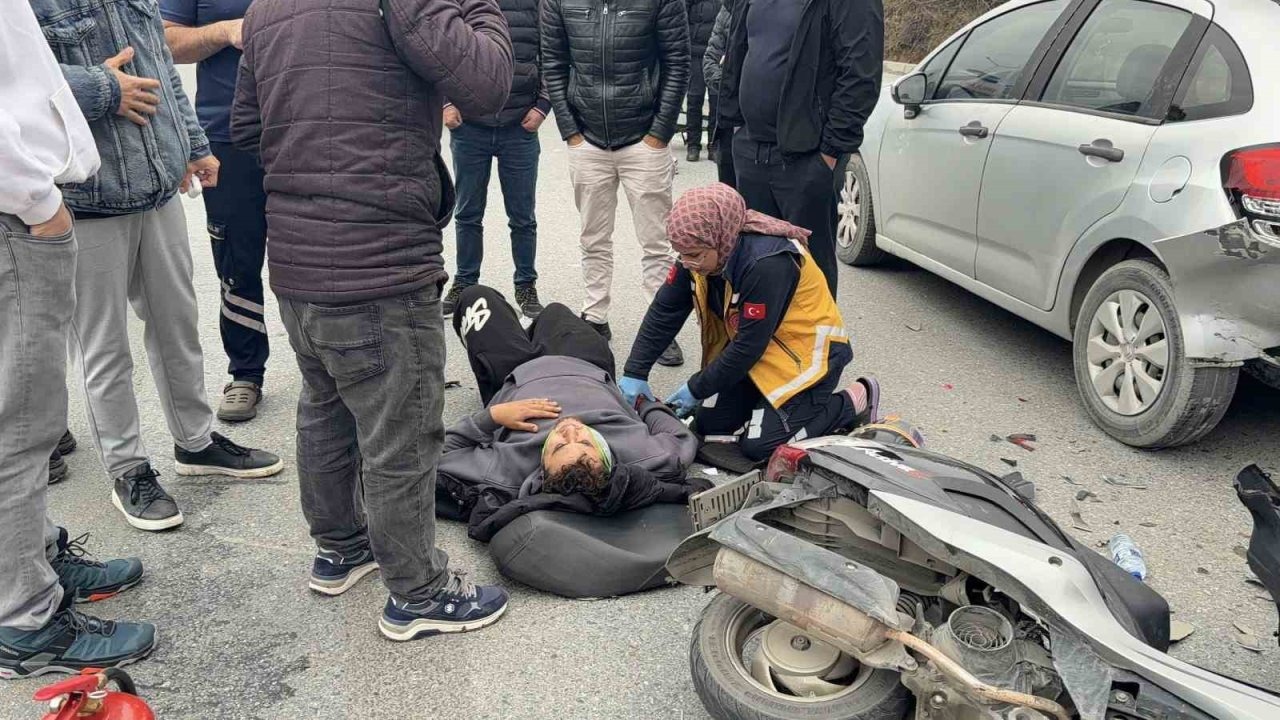 İstanbul Başakşehir&#039;de İlginç Kaza: Motosiklet Üzerinde Tartışan İki Kişi Önlerindeki Otomobile Çarptı