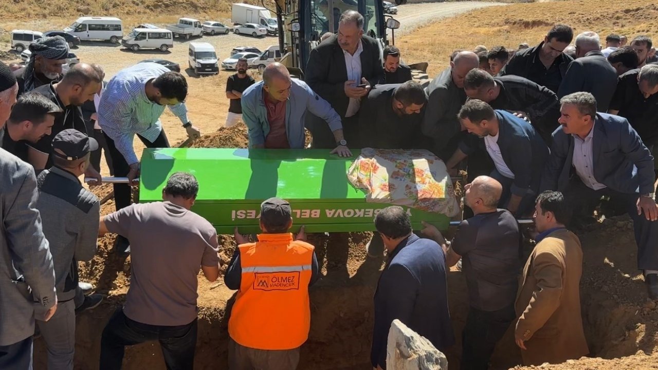 İstanbul’daki Kazanın Acı Sonu: 15 Yaşındaki Arnisa Bozkurt Yüksekova’da Toprağa Verildi