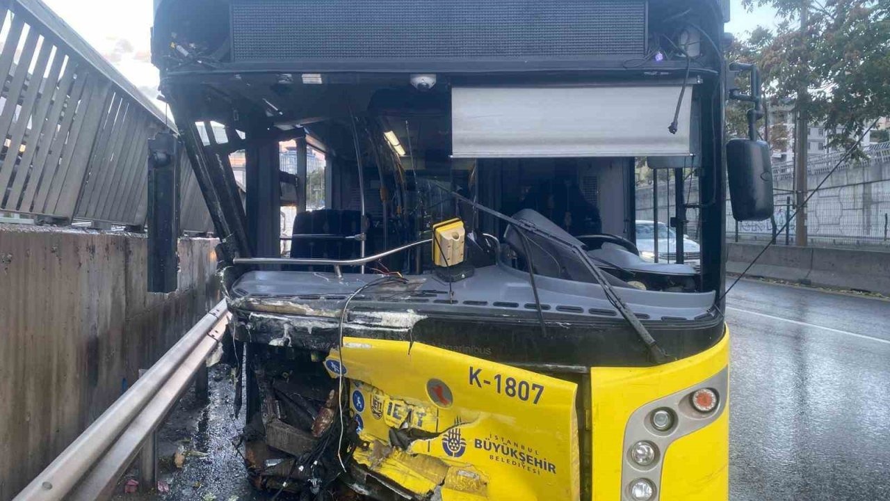 Kadıköy’de İETT Otobüsü Bariyerlere Saplandı: 2 Yaralı, Sürücü Alkollü Çıktı