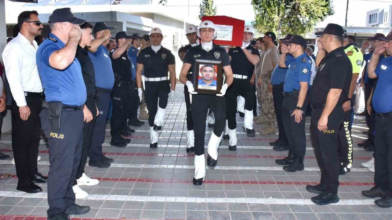 Kalp Krizi Sonucu Vefat Eden Polis Memuru Eser Atarcık, Memleketi Yumurtalık&#039;ta Toprağa Verildi