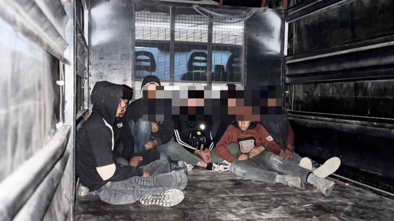 Kamyonet kasasında taşınan 8 göçmen yakalandı