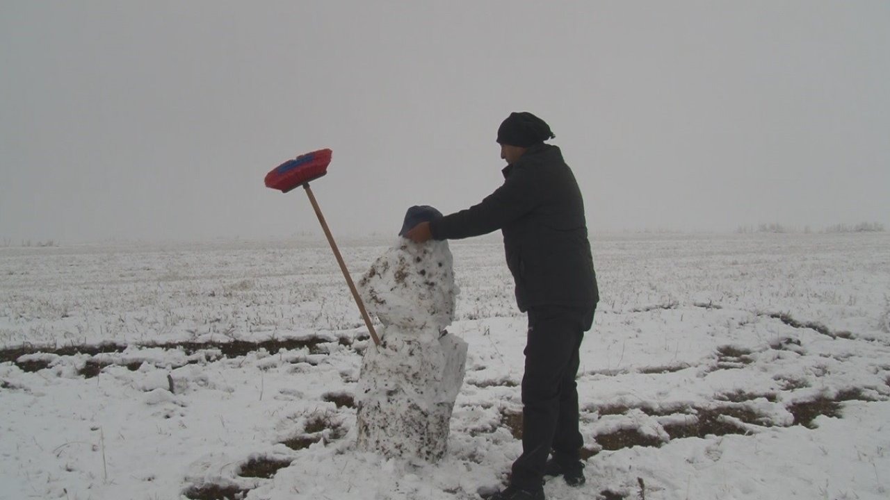 Kars’a Mevsimin İlk Karı Düştü: Yüksek Kesimler Beyaza Büründü, Hava Eksi 5 Dereceyi Gördü