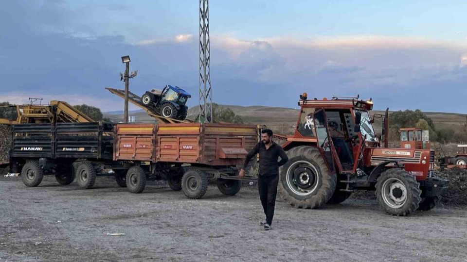 Kars&#039;ta Şeker Pancarı Hasadında Zamanla Yarış: Çiftçiler Soğuk Havaya Rağmen Gece Gündüz Mesai Yapıyor