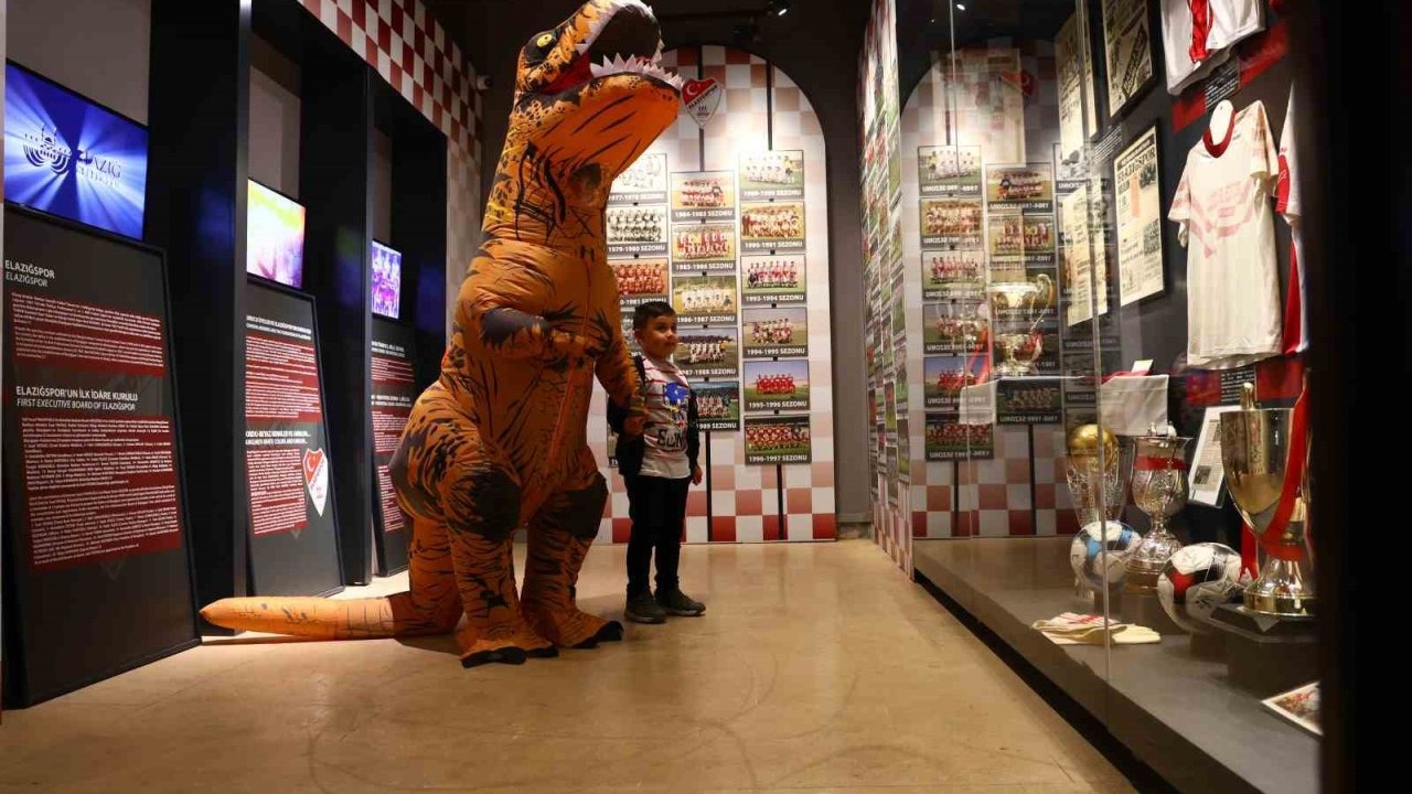 Kent Müzesi&#039;ne Dinozor Çıkarması: Lise Öğrencisi Dinozor Kostümüyle Ziyaretçilerin İlgi Odağı Oldu