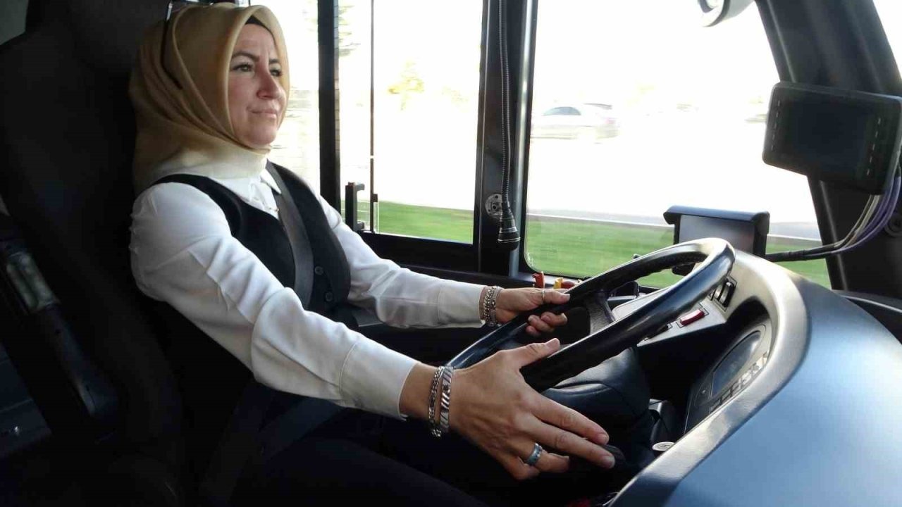 &quot;Kızlardan Şoför Olmaz&quot; Dediler, O Trambüsle Yolların Tozunu Aldı!