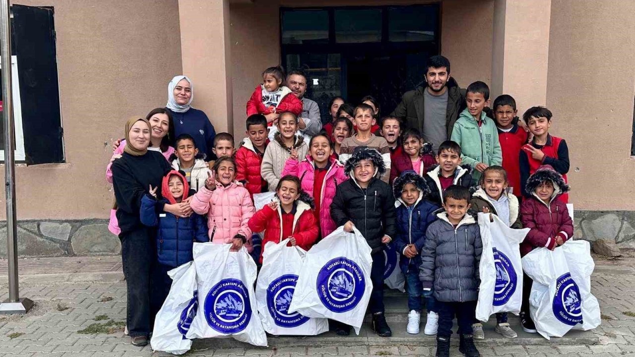 Kocaeli Kartepe Ağrılılar Derneği&#039;nden Ağrı&#039;daki İhtiyaç Sahibi Bin Öğrenciye Mont ve Bot Yardımı