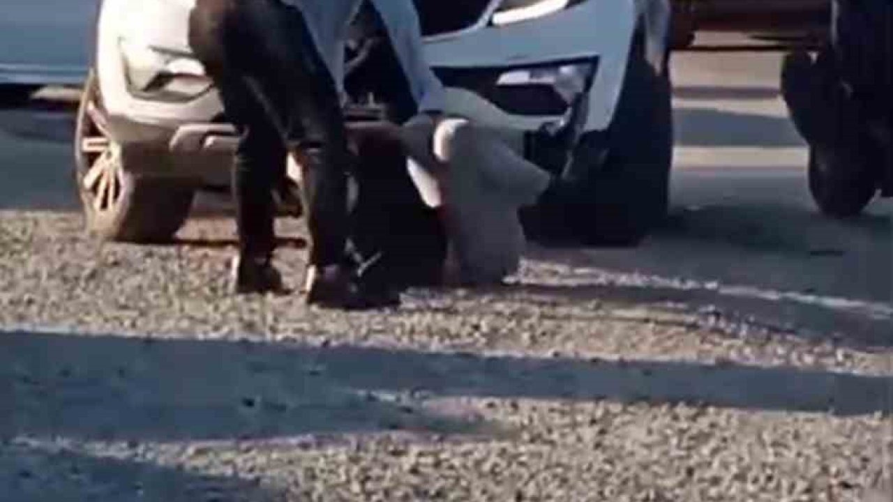 Korkunç Dayak: Sokak Ortasında Bir Kişiyi Öldüresiye Dövdüler