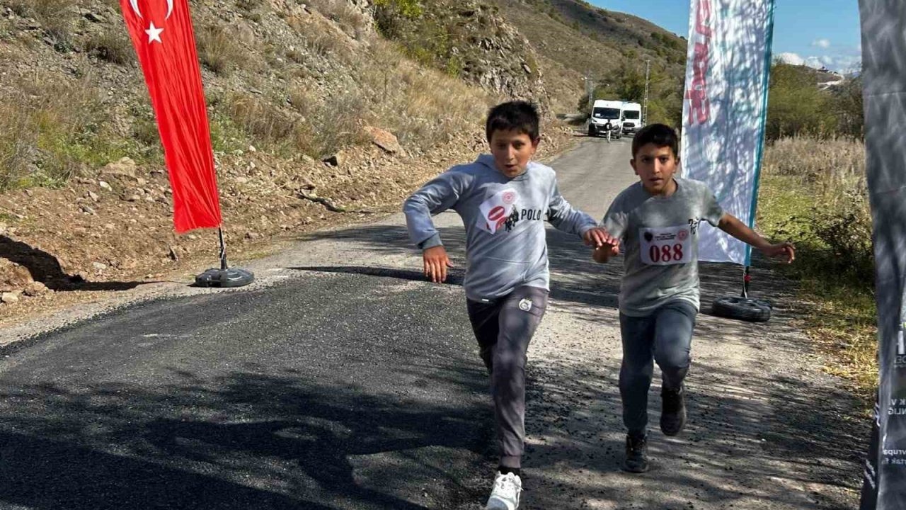 &quot;Koşan Yıldızlar&quot; Posof&#039;ta Parladı: Gençlik ve Spor Bakanlığı Projesi Büyük Coşkuyla Tamamlandı