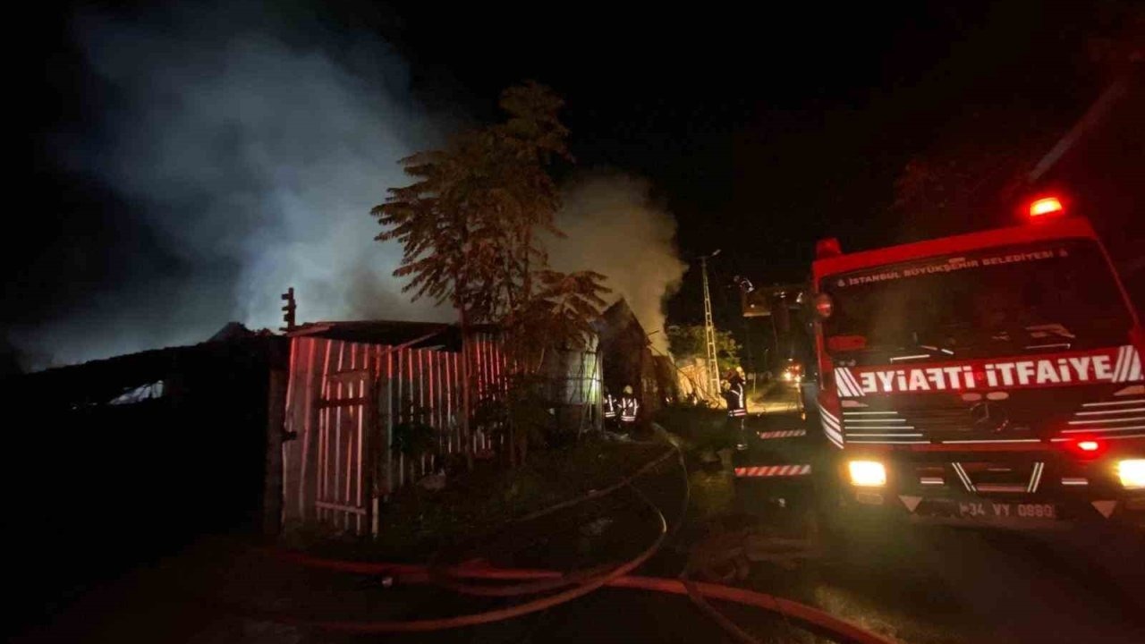 Küçükçekmece’de İş Yeri Yangını Elektrik Tellerine Sıçradı!