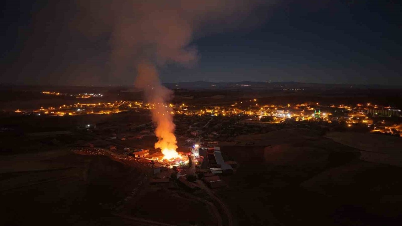 Kundaklama Şüphesiyle 650 Ton Saman Yandı: Maddi Zarar 2 Milyon Lira