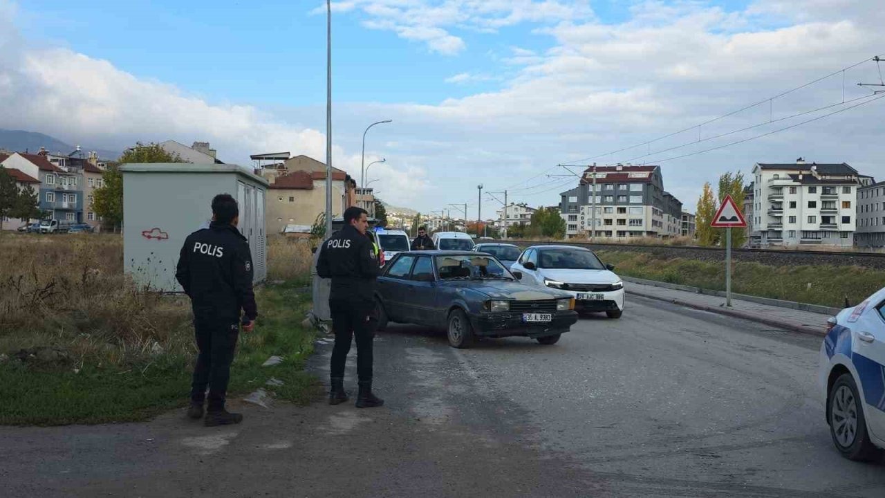 Kütahya&#039;da Otomobil Çarptı: 2 Yaya Yaralandı