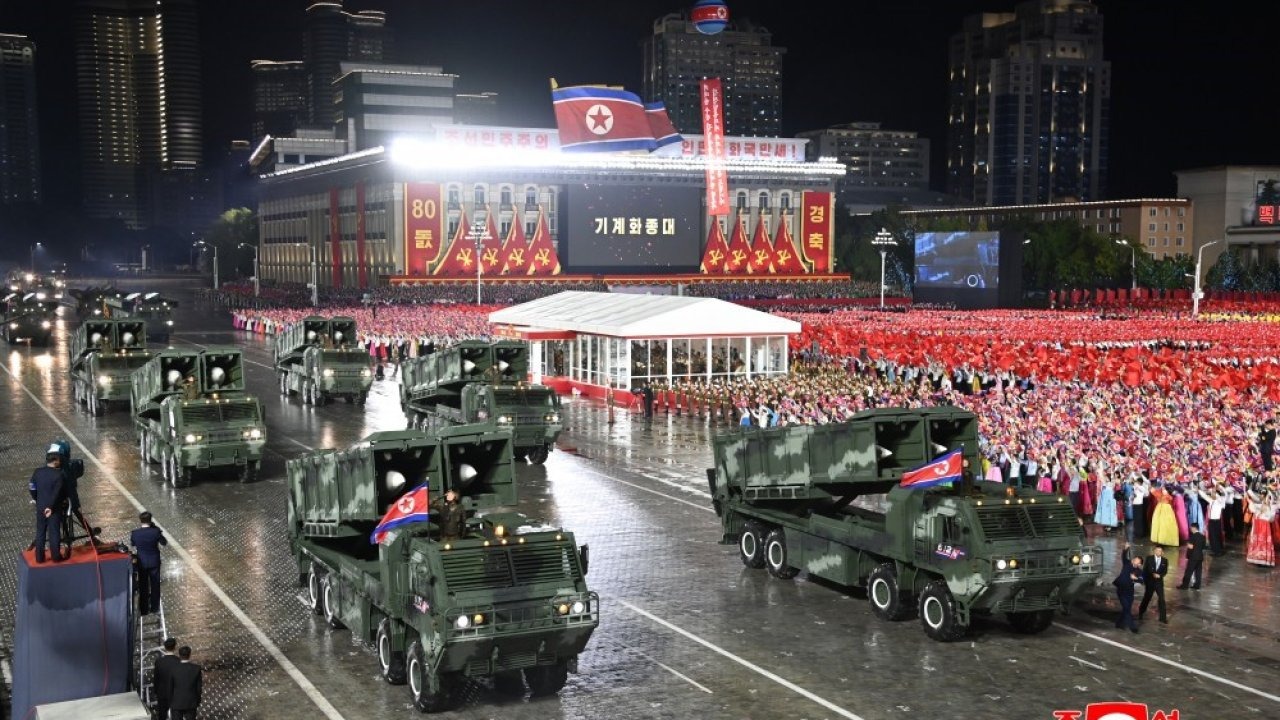 Kuzey Kore&#039;den Gövde Gösterisi: Partinin Kuruluşu &quot;Hwasong-20&quot; Füzesiyle Kutlandı!